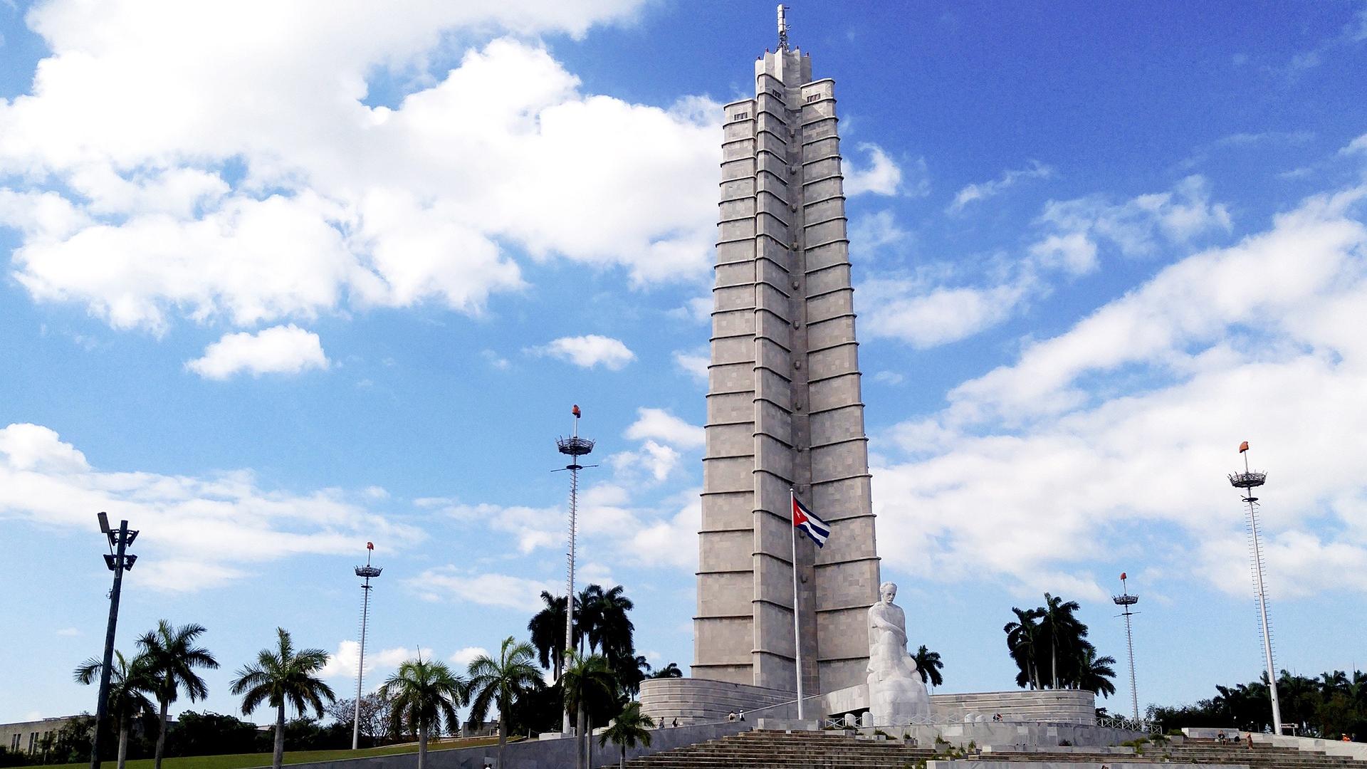 Monumento a José Martí en la plaza