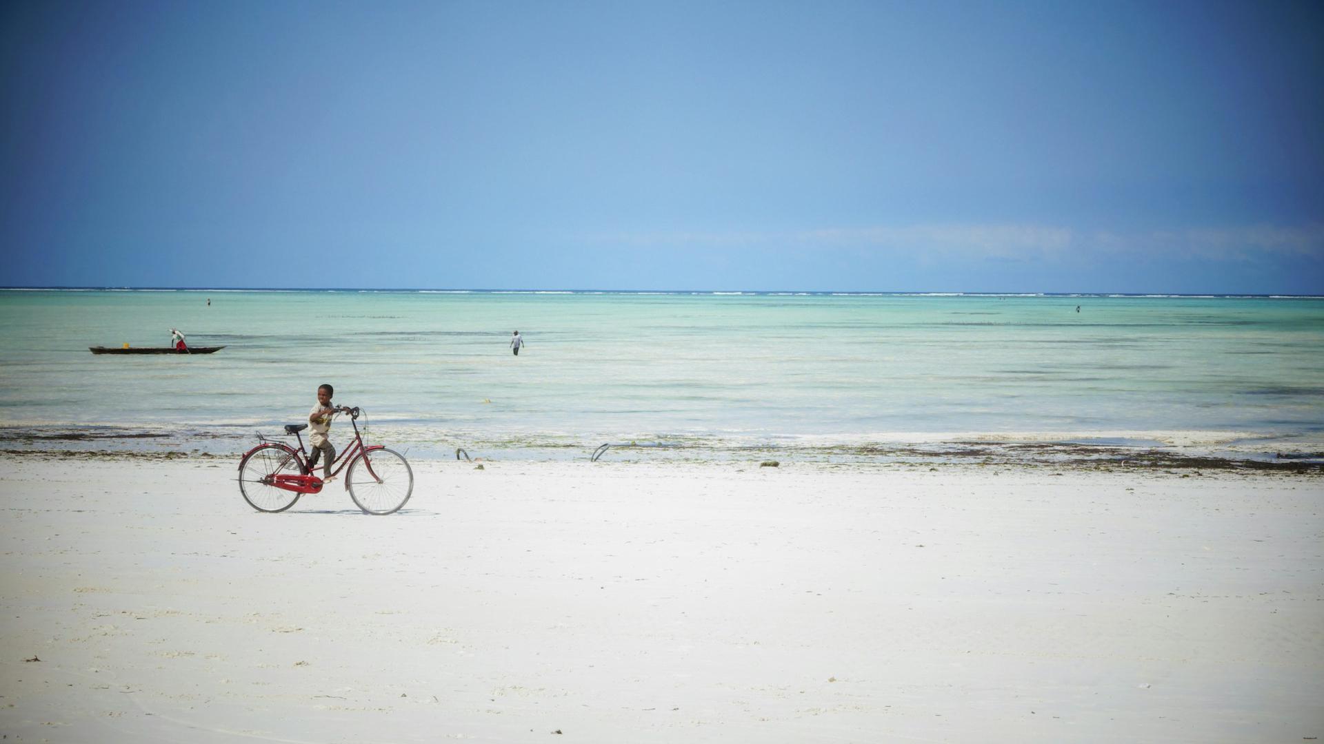 Niño montando en bici en la Playa de Paje