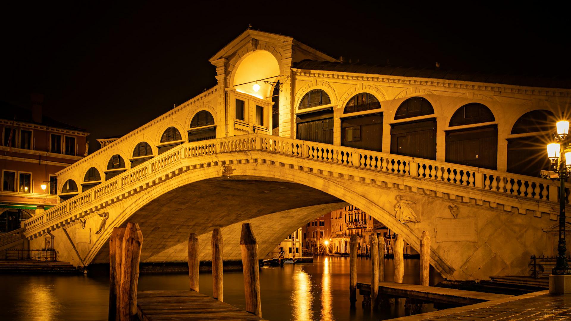 Puente Rialto de noche