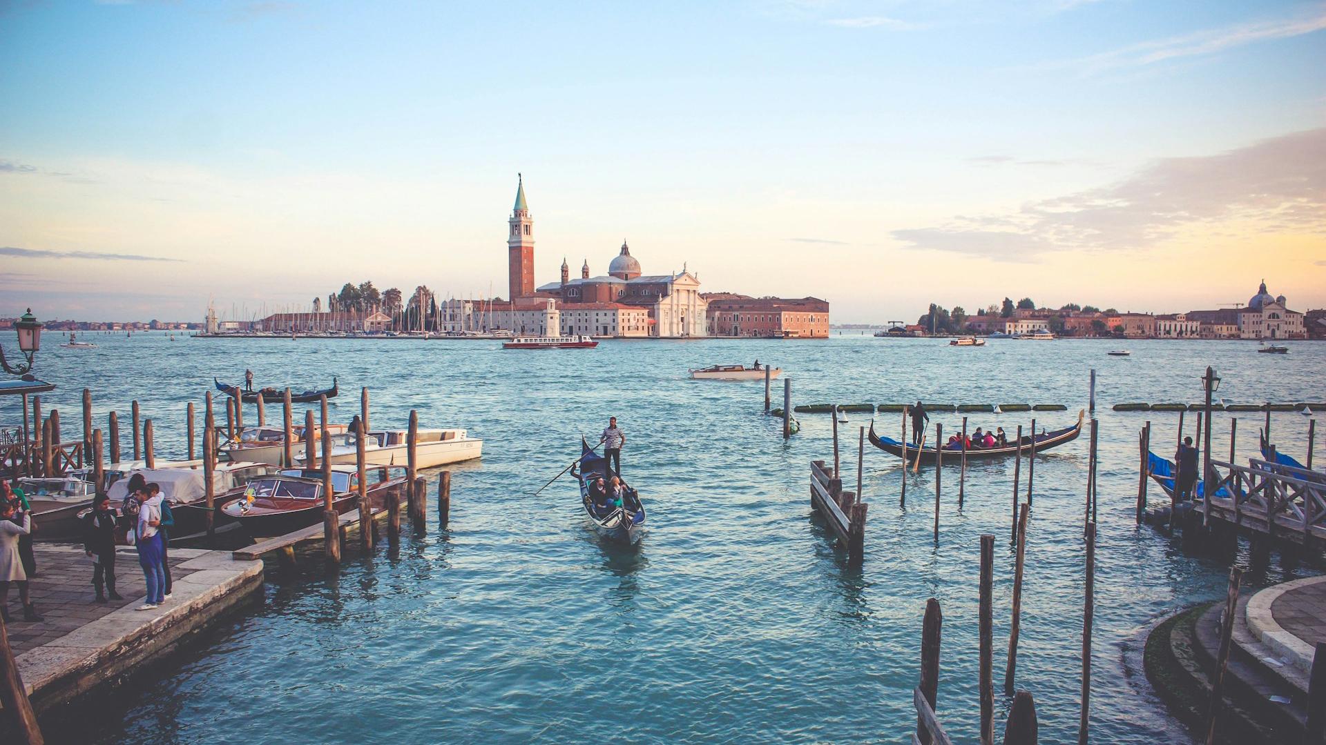 Muelle de góndolas en Venecia