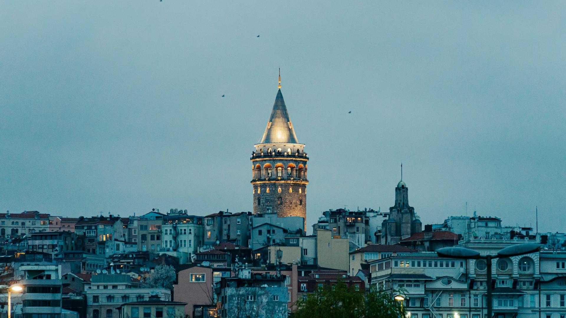 Torre Gálata iluminada